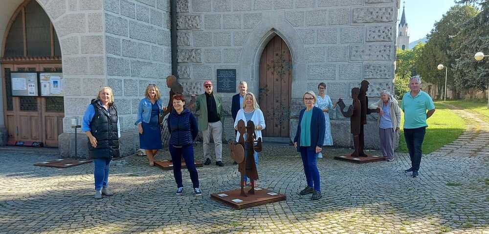 Ausstellungsort Nr. 16: Hallo Leoben-Waasen! Unsere Ausstellung 'Reichtum versus Armut' steht seit heute, 29. September vor der Pfarrkirche Maria am Waasen. Ziel ist es zu zeigen, wie nah Arm und Reich beieinanderliegen und wie schnell aus einem gute