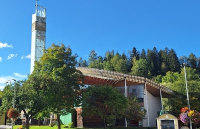 Die moderne, vom Architekten Volker Giencke gestaltete, Kirche zählt zu den denkmalgeschützten Objekten der Gemeinde.